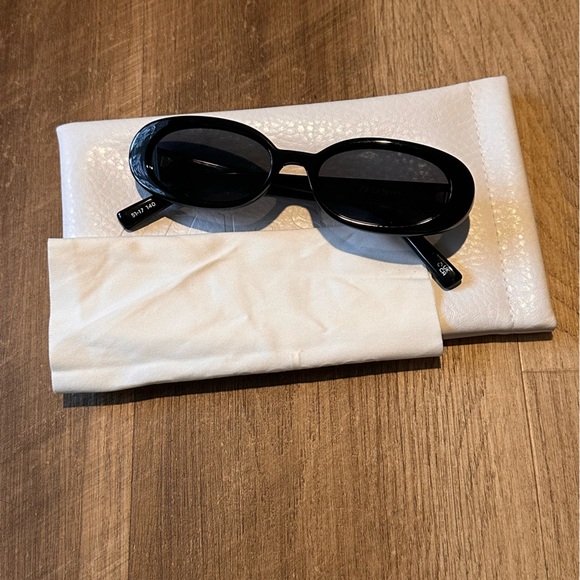 Like new Le Specs Outta Love sunglasses - Picture 1 of 4